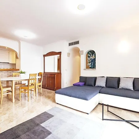 Apartment Spacious In The Heart Of Roses